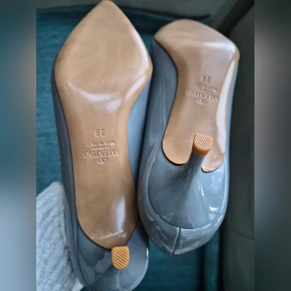 Gray V Logo Patent Leather Kitten Heels